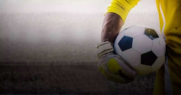 حارس مرمى شهير مهدد بالقتل والمدرب يطلب من الشرطة حمايته