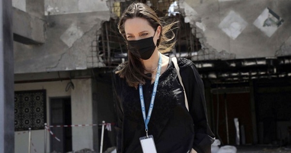 أنجلينا جولي تقف شاهدا على آثار الصراع المدمر في اليمن