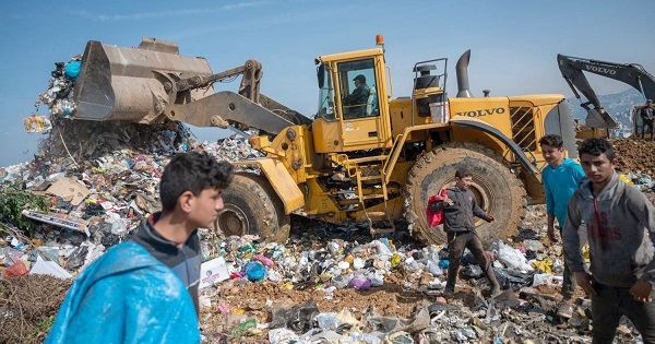 الفقر يدفع اللبنانيين إلى العراك على التقاط النفايات الثمينة