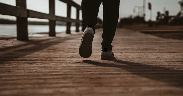 دراسة تكشف مدة المشي المثالية لإطالة العمر