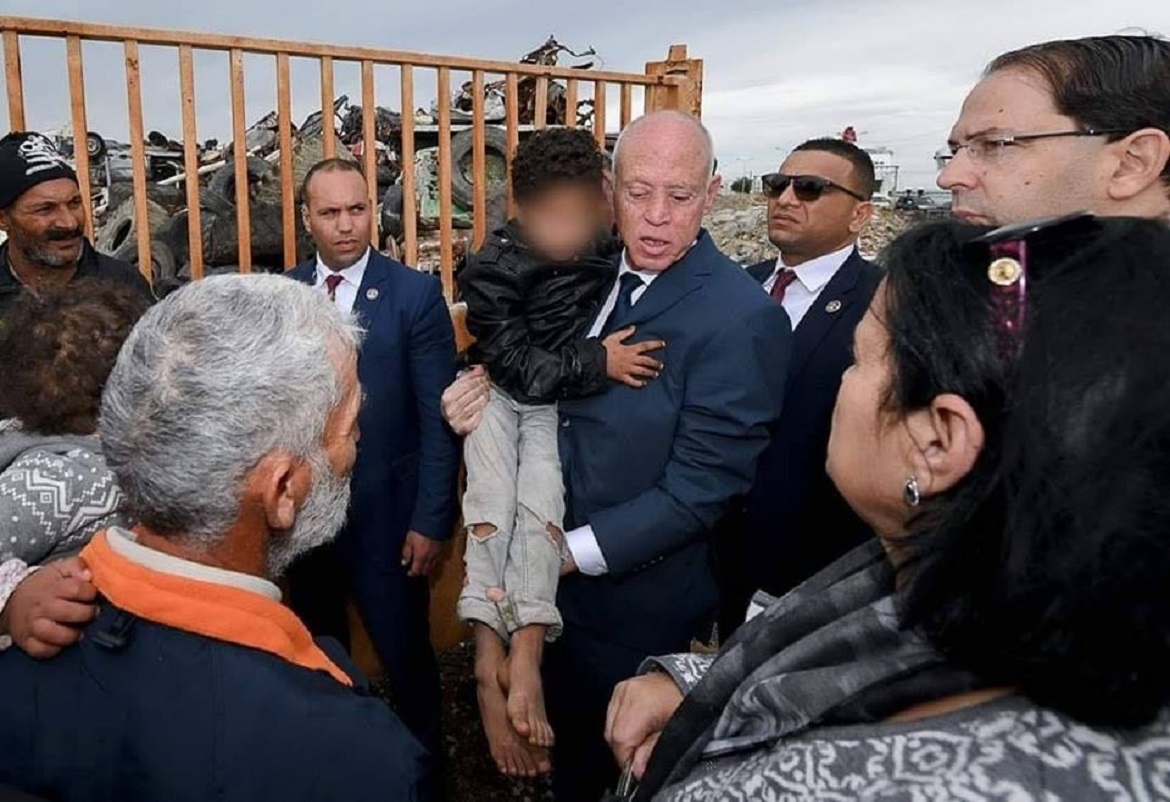 الرئيس سعيد يتفاجا بطفل مشرد بين اكوام القمامة في مصب عشوائي بحلق الوادي