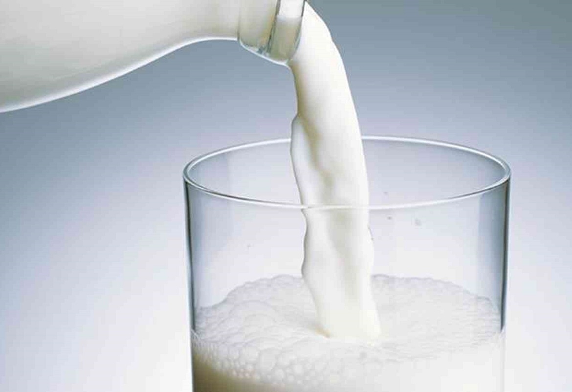أسباب الشعور بالمغص والانتفاخ بعد شرب الحليب