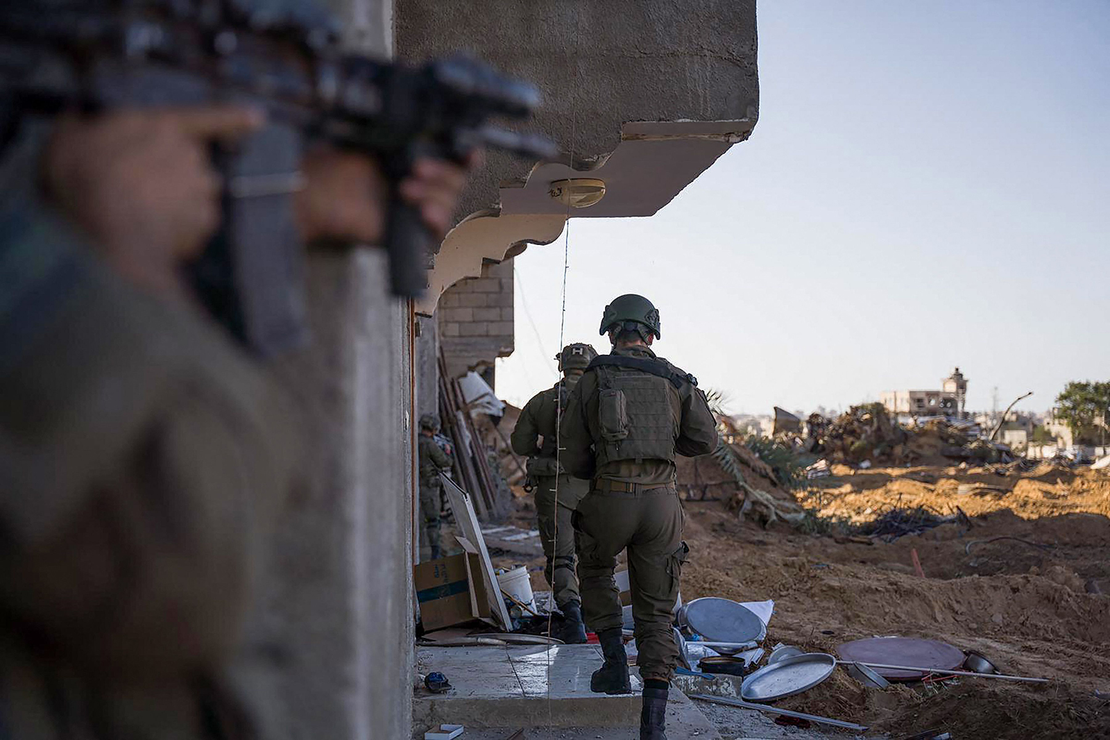 الجيش الإسرائيلي يكشف الحقيقة الصادمة وراء مقتل خمسة جنود في غزة: "نيران صديقة" تثير جدلاً واسعاً