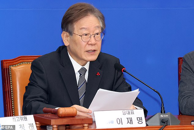 هجوم غادر يستهزئ بالديمقراطية: زعيم المعارضة الكورية الجنوبية يتعرض للطعن في بوسان