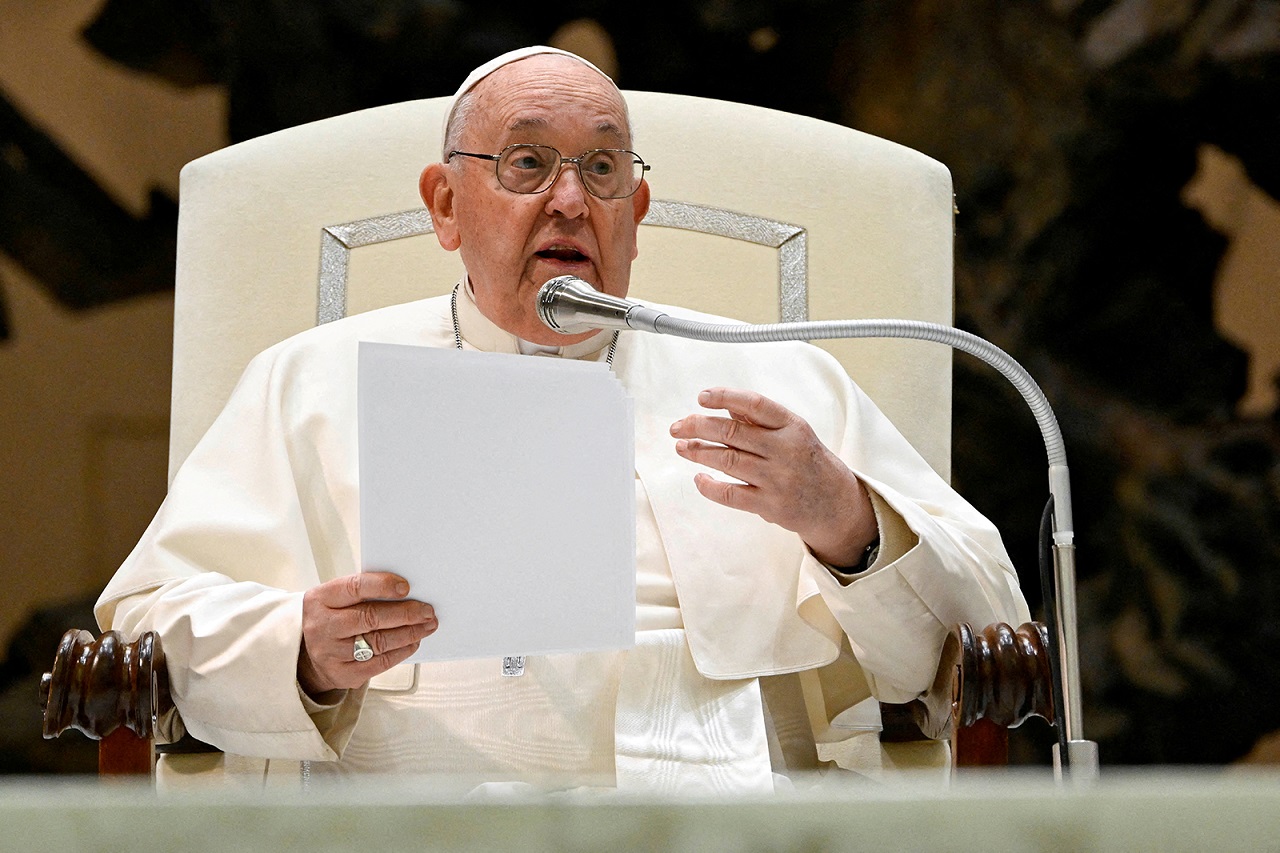 البابا فرنسيس يُعلن عن تدهور صحي جديد بسبب التهاب الشعب الهوائية