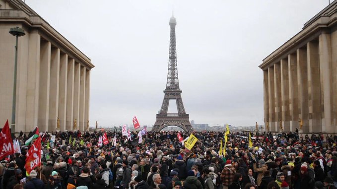 فرنسا تشهد أكبر مسيرات احتجاج ضد قانون الهجرة: تحدٍ لليمين المتطرف