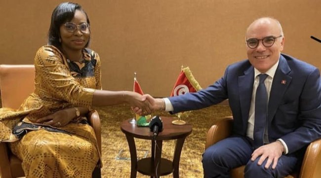 وزير الخارجية التونسي يلتقي بنظيرته الغينية ويبحثان تعزيز التعاون بين البلدين