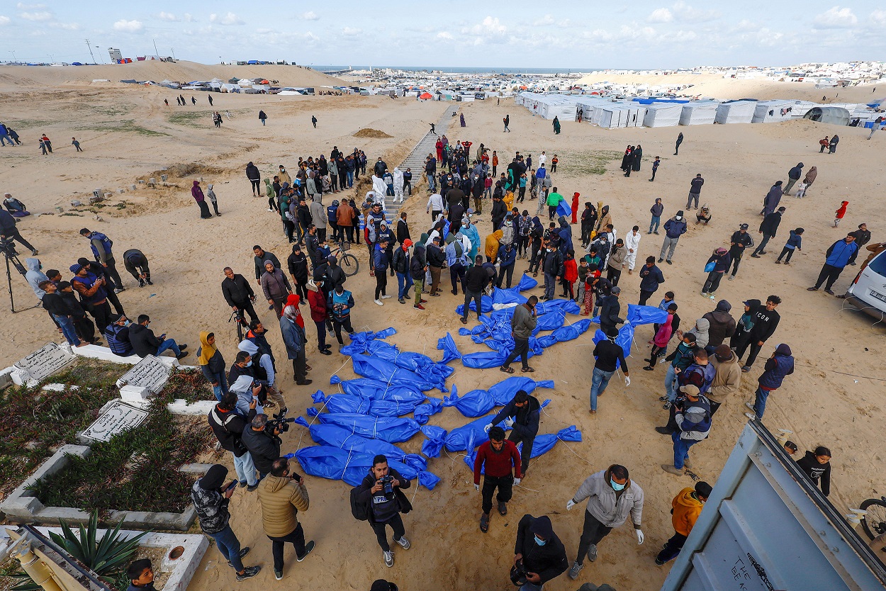 مقبرة جماعية في غزة تستقبل جثث فلسطينيين مجهولي الهوية