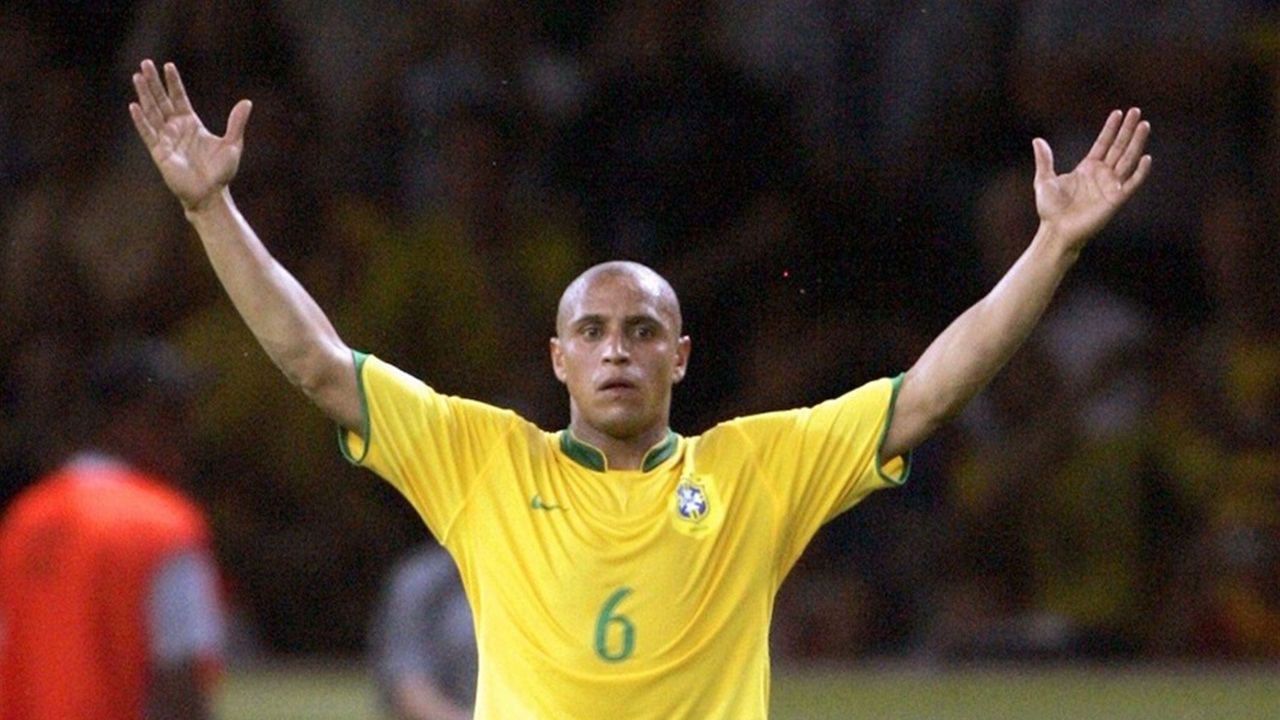 روبرتو كارلوس يطمئن جماهيره بعد نجاح عملية قلبية وقائية