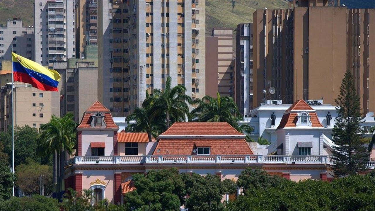 أنباء عن قصف محيط القصر الرئاسي… انفجارات تهزّ كاراكاس وتحليق مكثف للطيران الحربي