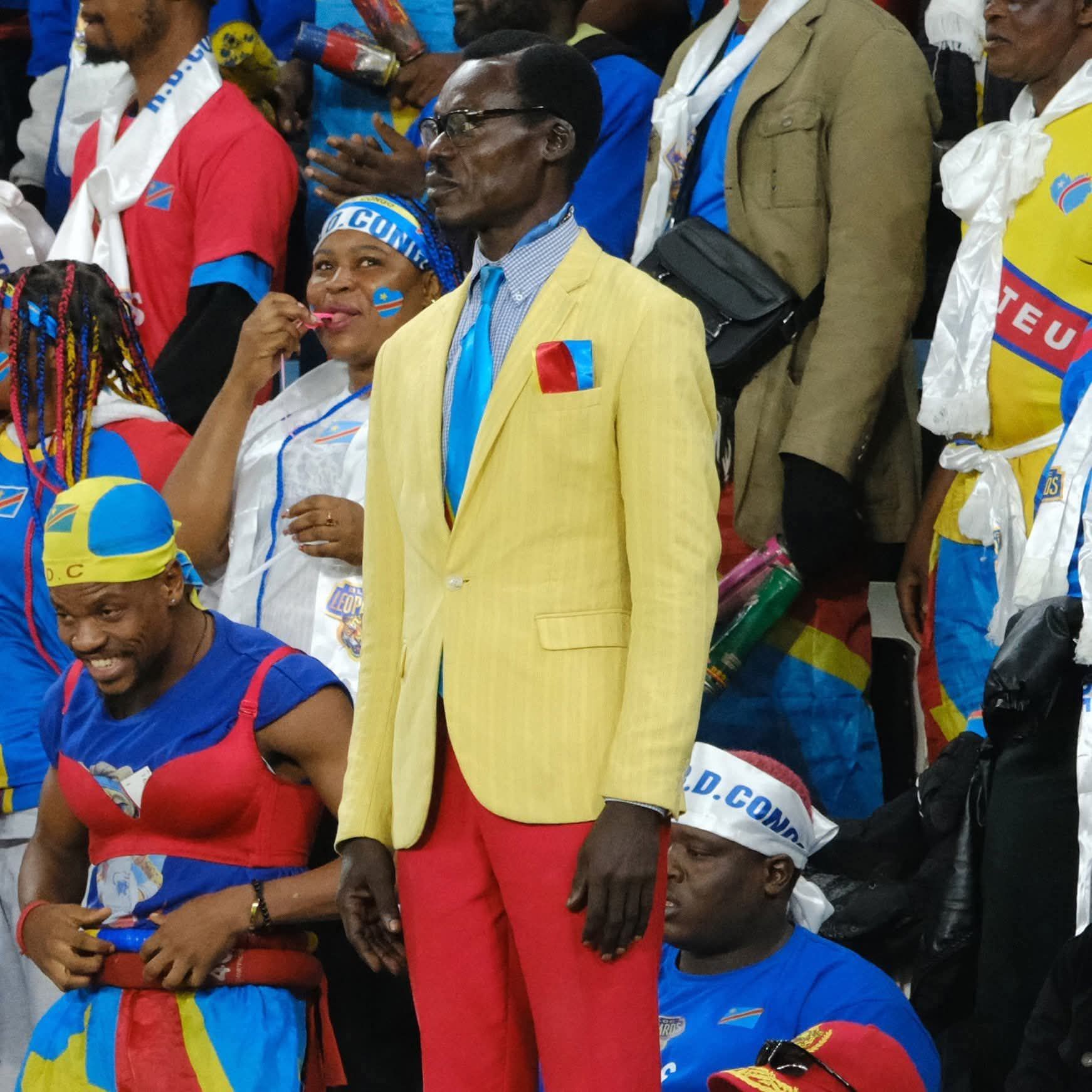 تمثال حي في مدرجات الكان: ميكايل مبولادينغا يحوّل التشجيع إلى درس في التاريخ والكرامة