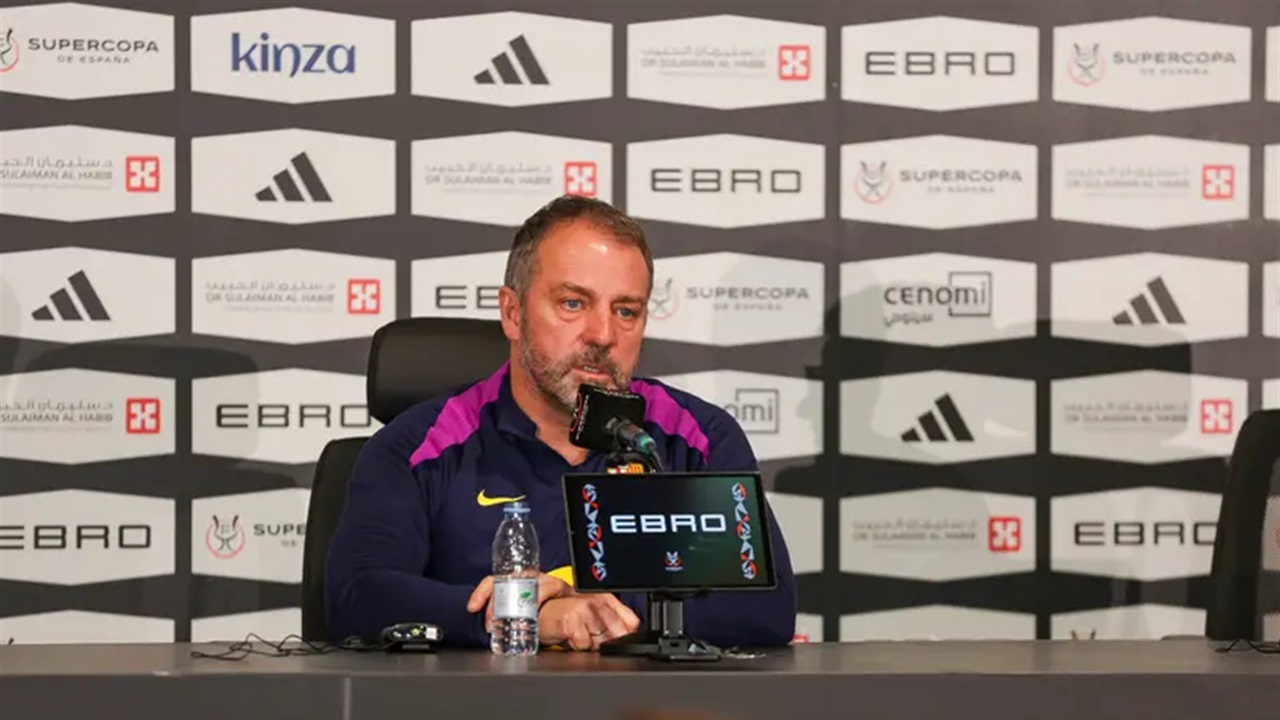 هانزي فليك يطمئن جماهير برشلونة: "مبابي لن يغيّر من خططنا أمام ريال مدريد"
