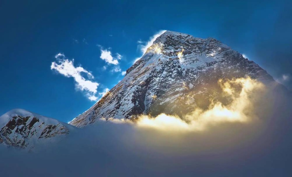 صدمة علمية على قمة العالم… حفريات بحرية تكشف سر إيفرست بعد ملايين السنين!