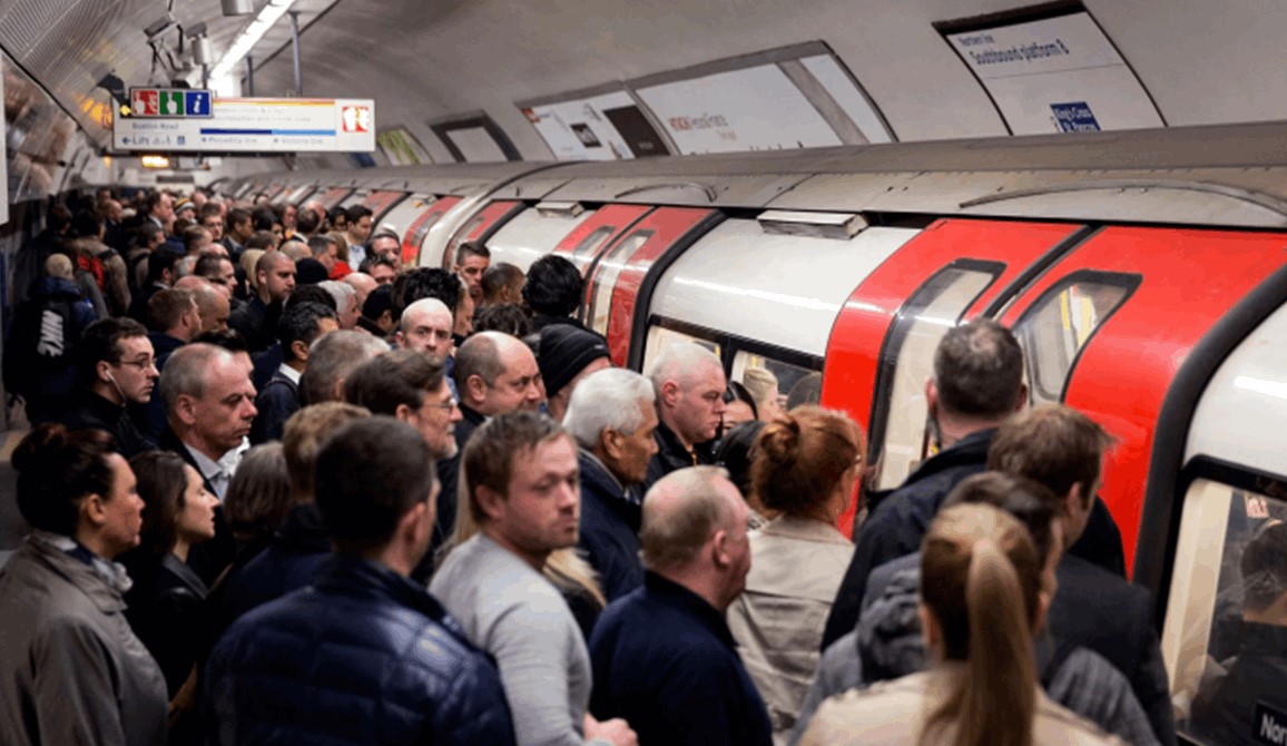 حدث "يوم بلا سراويل" في لندن يثير جدلاً بين التسلية والأمان الشخصي