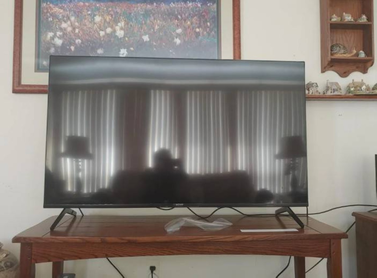 قبل أن تُعلّق التلفاز… هذه أسوأ 8 أماكن قد تفسد تجربة المشاهدة وتُقصر عمر الجهاز