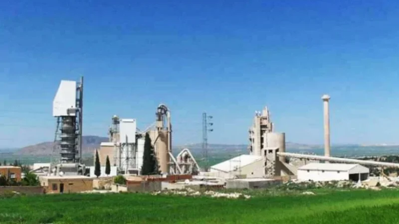 رئيس الجمهورية يتدخّل لمساندة عمال مصنع الجير بتالة ويأمر بتوفير مساعدات عاجلة