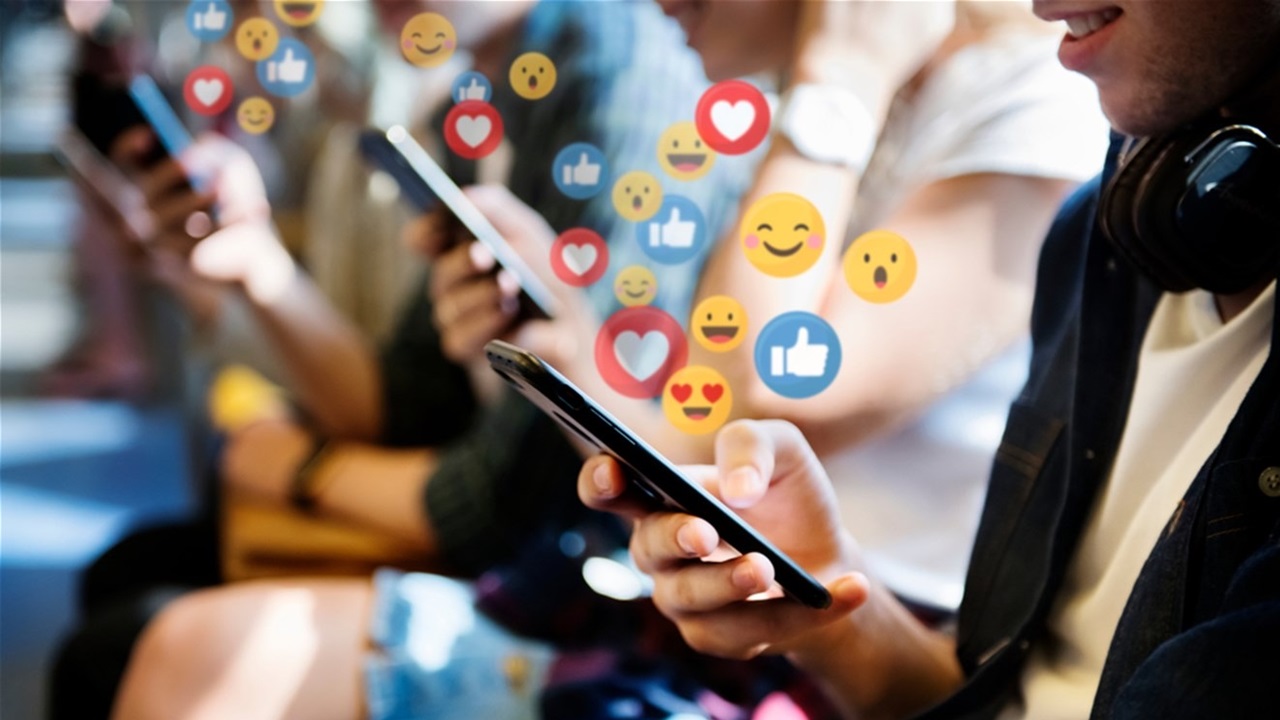 إنذار علمي: شبكات التواصل تُربك عقول المراهقين أكثر من الألعاب والشاشات