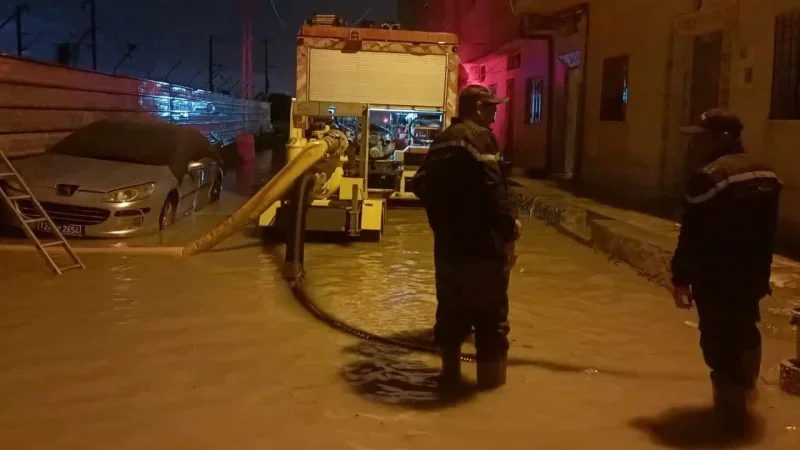 بن عروس: الحماية المدنية تنقذ مواطنين وحافلات عالقة في فيضانات الأمطار دون خسائر بشرية