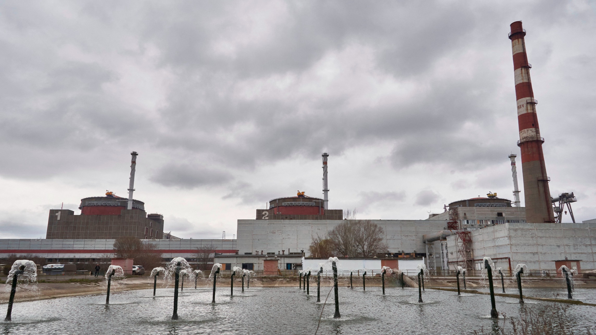 محطة زابوريجيا النووية في أوكرانيا تواجه خطرًا متزايدًا بعد الهجوم وتدمير السد القريب منها