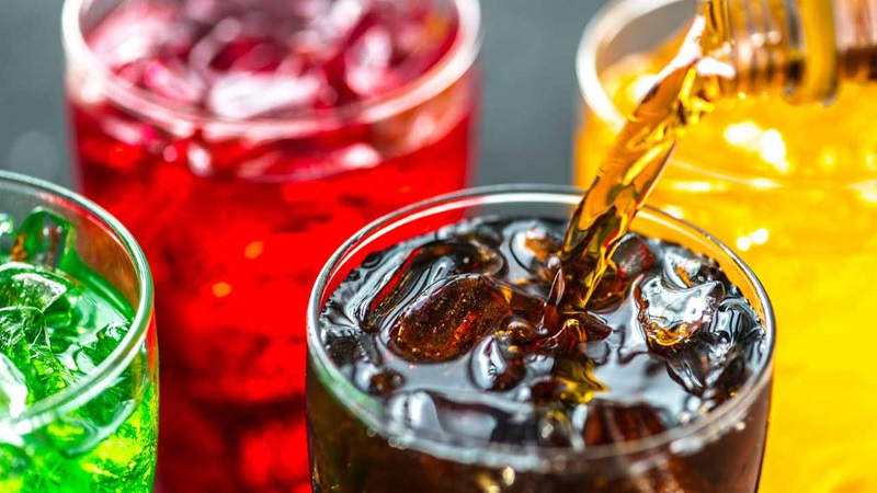 دراسة جديدة: المشروبات السكرية تزيد من خطر الإصابة بأمراض الكبد لدى النساء