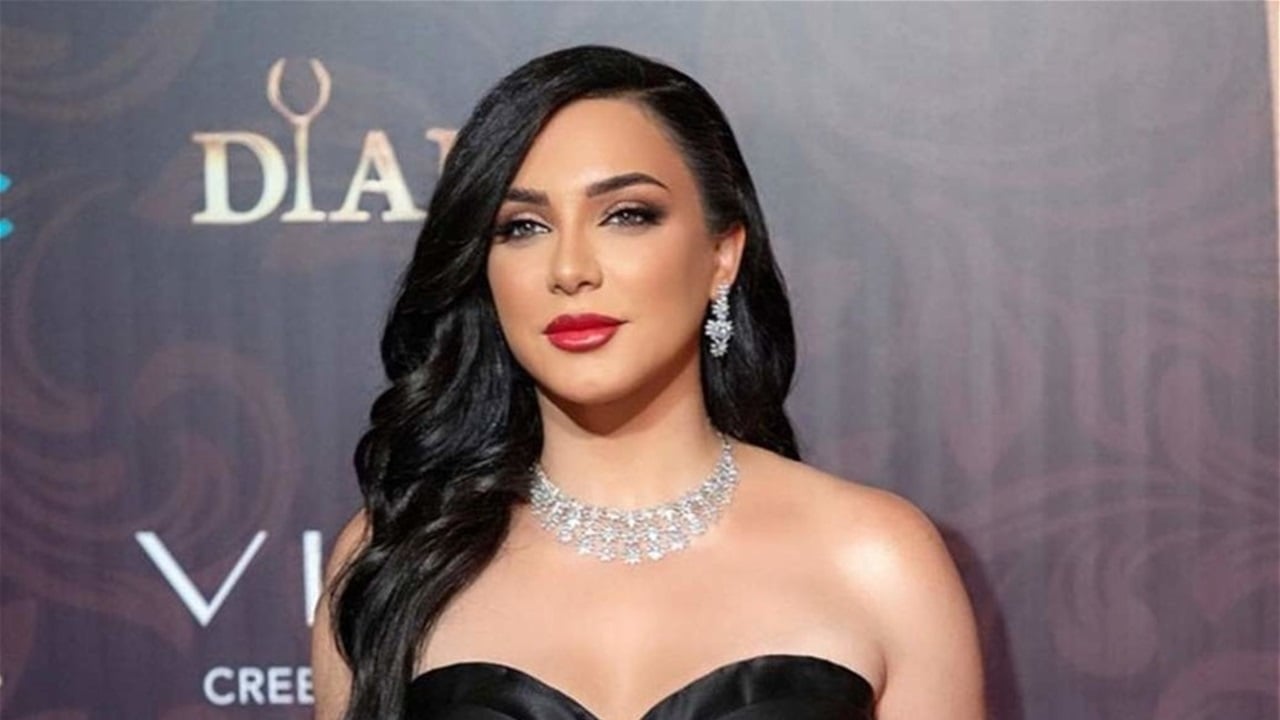 سلاف فواخرجي تهدي جائزة مهرجان فجر السينمائي إلى غزة وسوريا