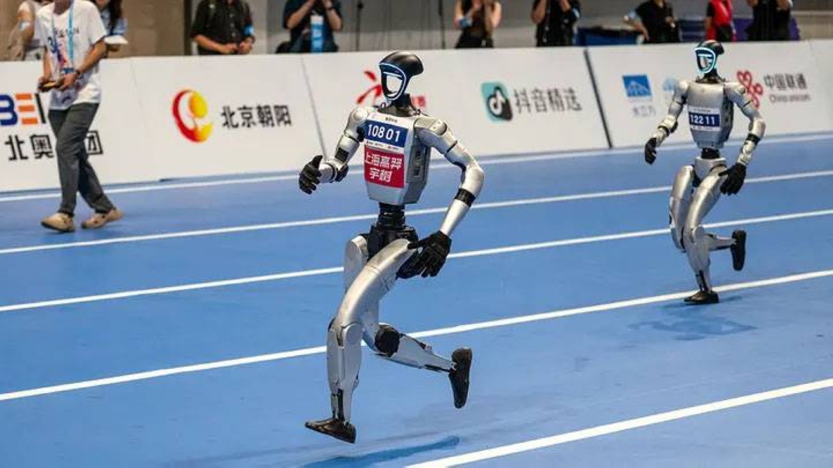 “بولت” الصيني… حين يسبق الروبوت الإنسان على جهاز المشي
