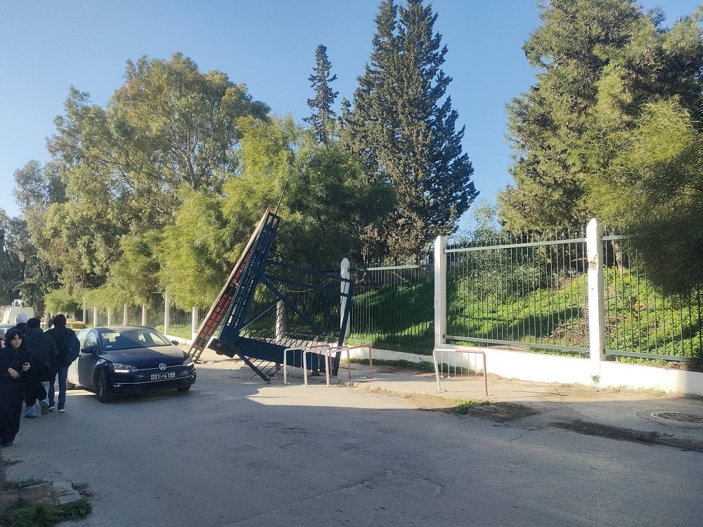 حادث بالمركب الجامعي المنار: سقوط الباب الرئيسي بعد اصطدام شاحنة