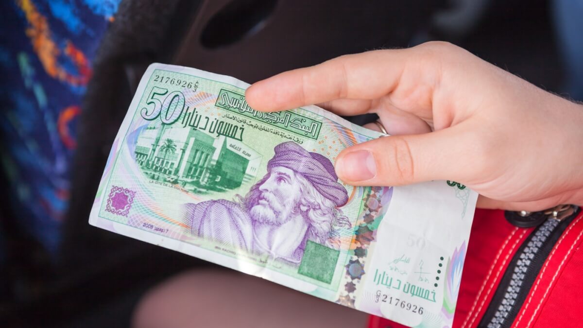 بعد إيقاف منشور البنك المركزي… العمولات البنكية تُرهق أصحاب الدخل الضعيف