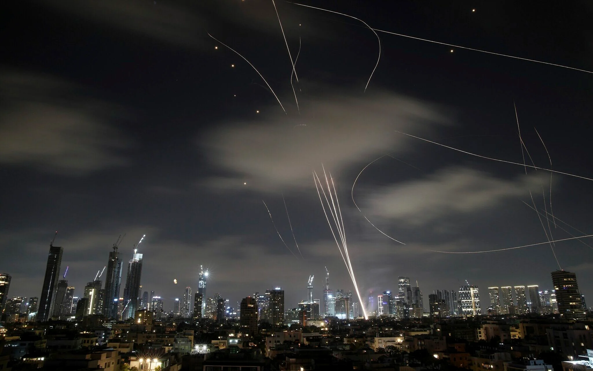 صفارات الإنذار تدوي… صواريخ إيرانية نحو حيفا وشمال إسرائيل