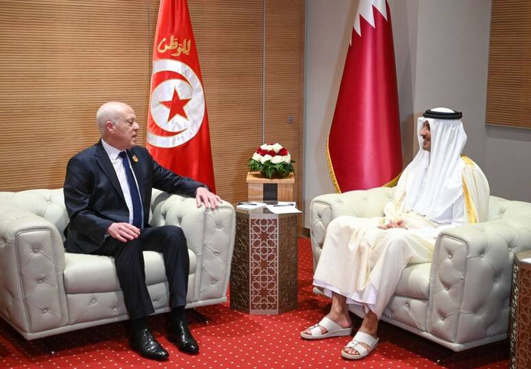 الرئيس التونسي يجري محادثات مهمة في الجزائر ولقاء مع أمير قطر