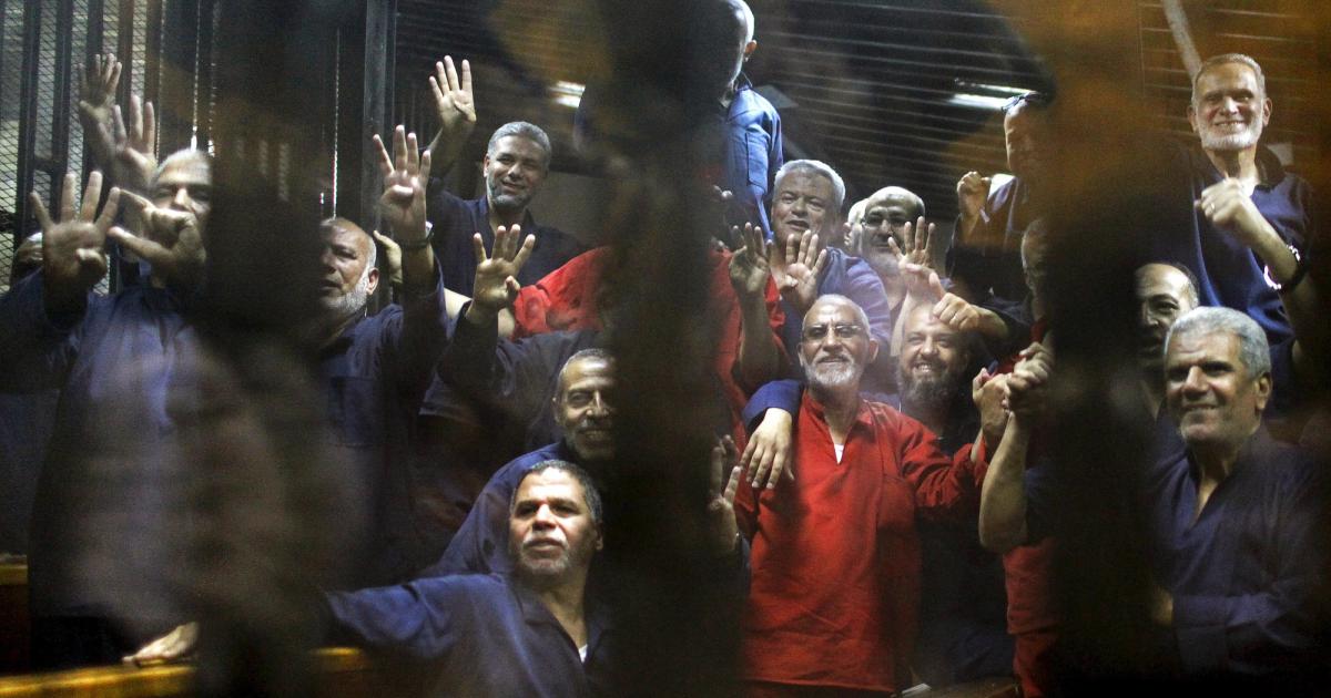 المحكمة الاستثنائية في مصر تصدر حكم الإعدام بحق مرشد "الإخوان المسلمون" وقيادات أخرى