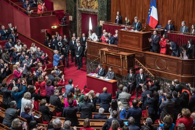 فرنسا تصبح أول دولة تُدرج حق الإجهاض في دستورها: خطوة تاريخية تثير الجدل