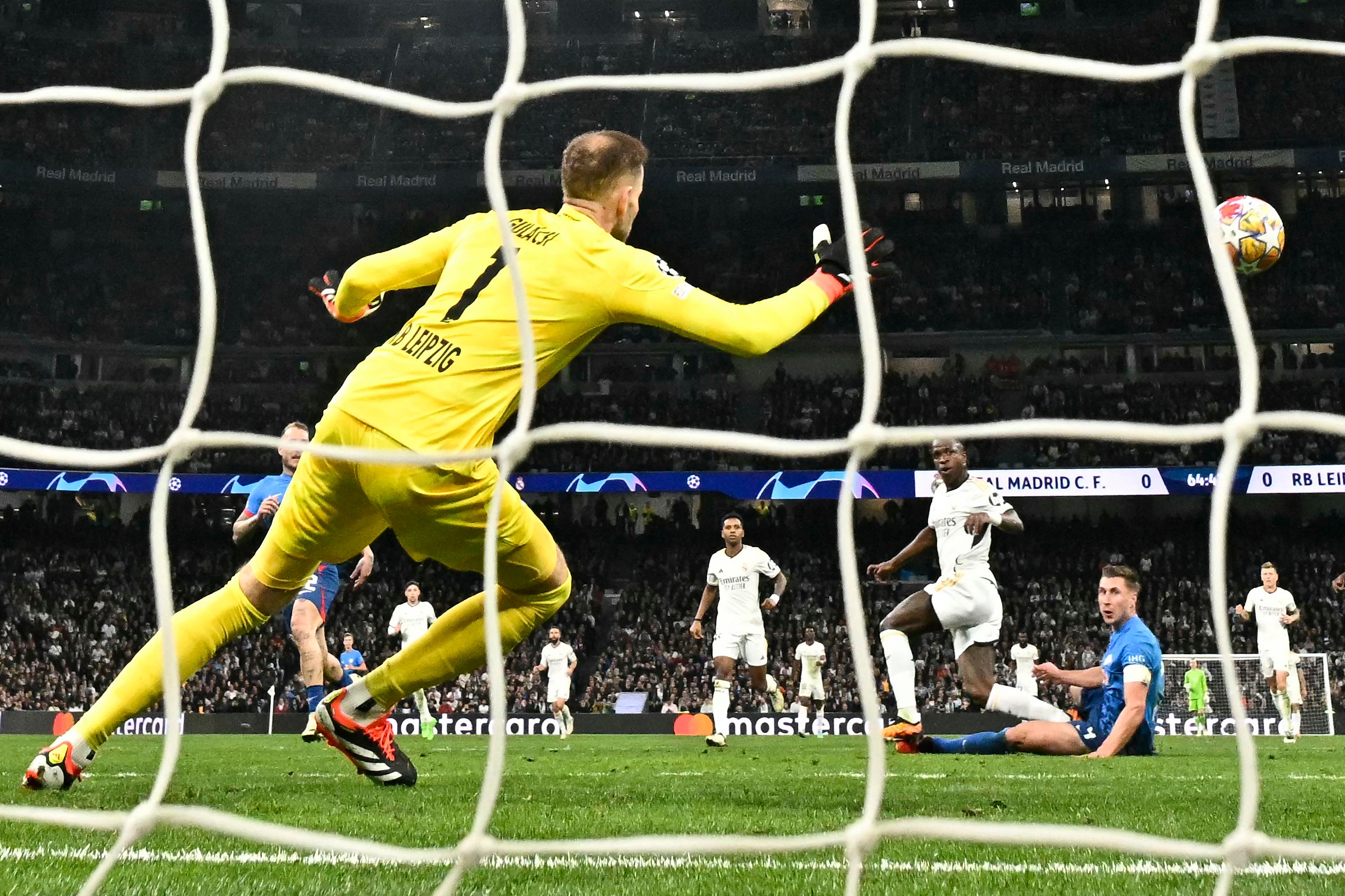 تعادل مثير يقود ريال مدريد للتأهل لدور الثمانية في دوري أبطال أوروبا