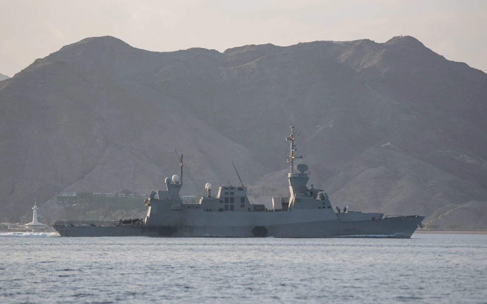 سفينة تجارية تتعرض لصاروخ قبالة اليمن: التوترات المستمرة في البحر الأحمر