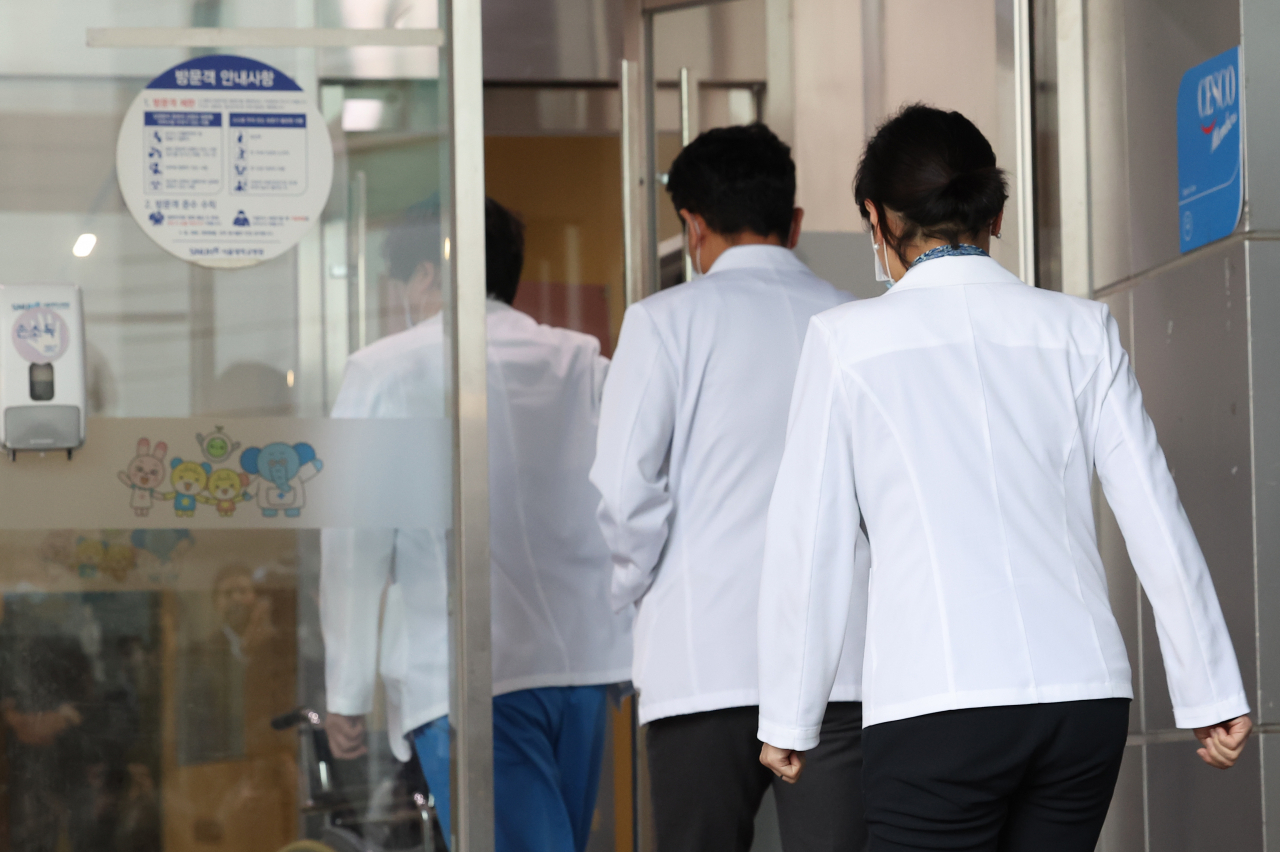 قلق وزير الصحة الكوري جراء الاستقالات الجماعية لأساتذة الطب
