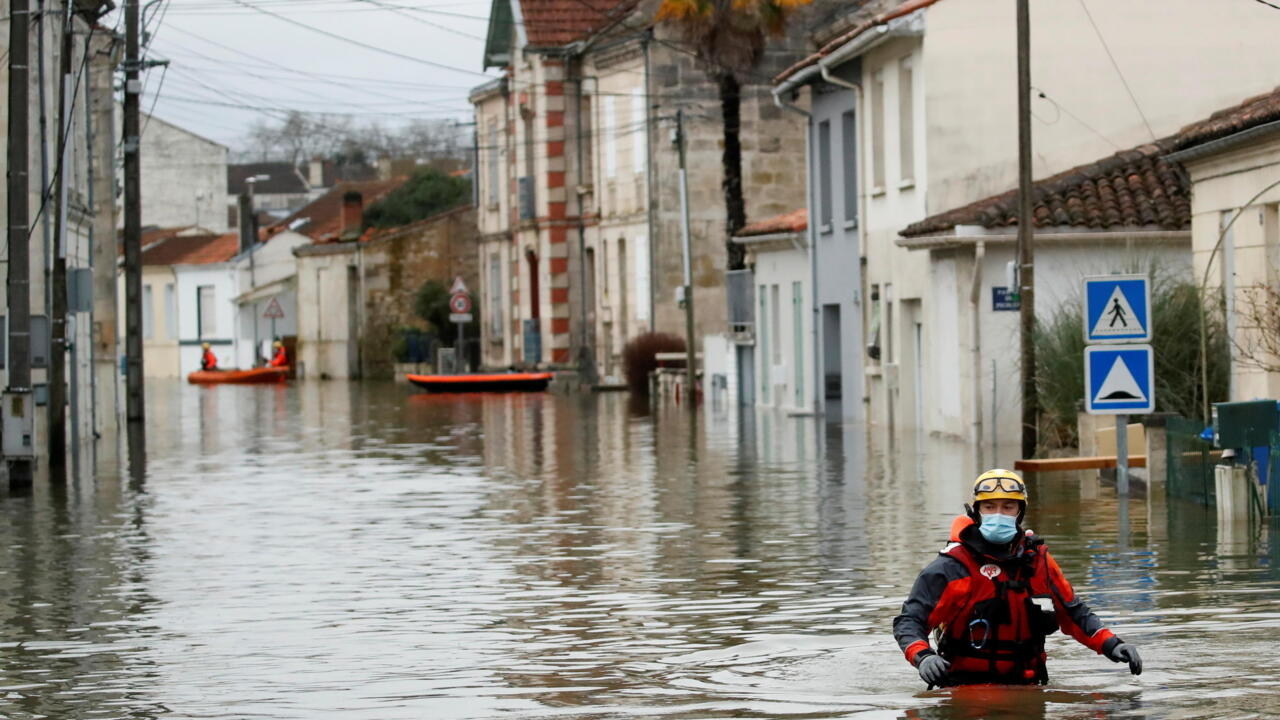 فيضانات تجتاح مونتموريون الفرنسية: السكان يواجهون الكوارث بعد الأمطار الغزيرة