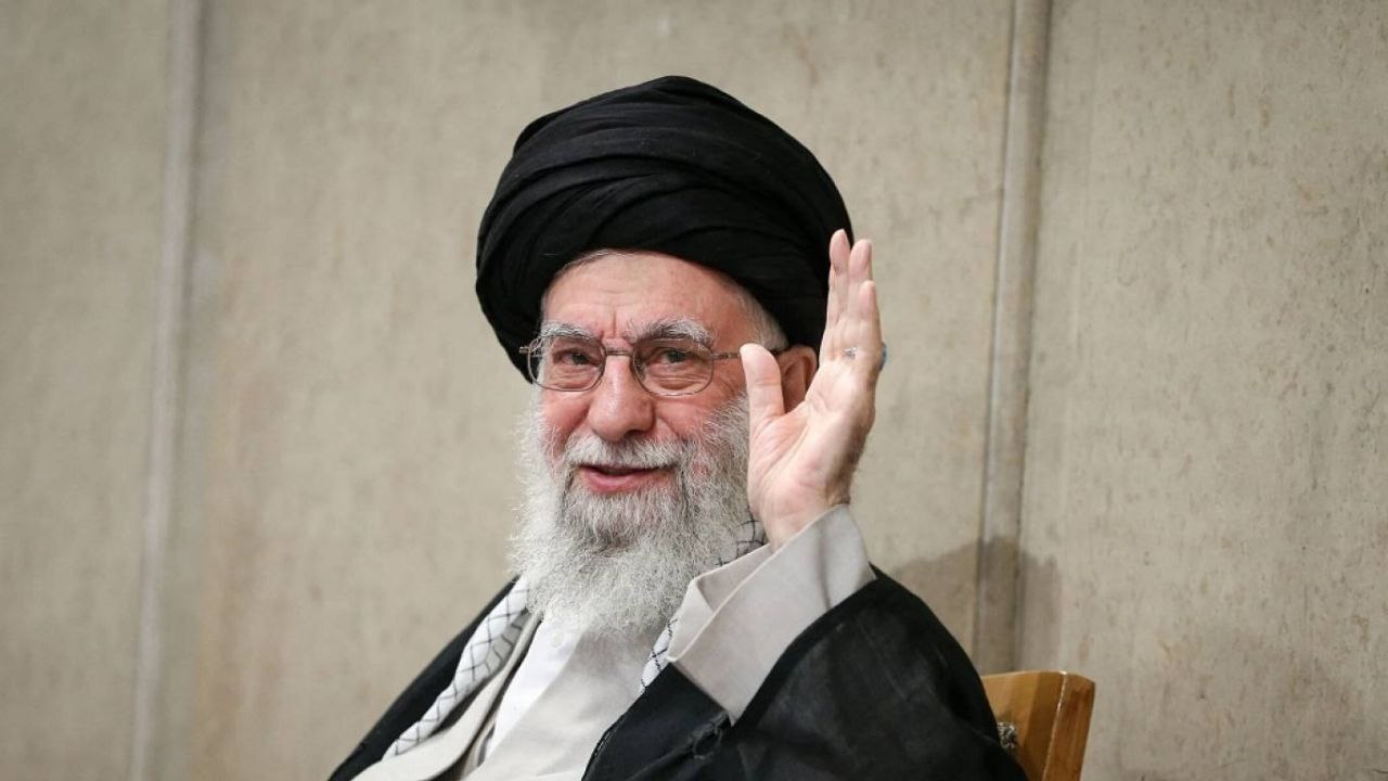 التلفزيون الإيراني يعلن “استشهاد” المرشد الأعلى… ترقب واسع بانتظار التأكيدات