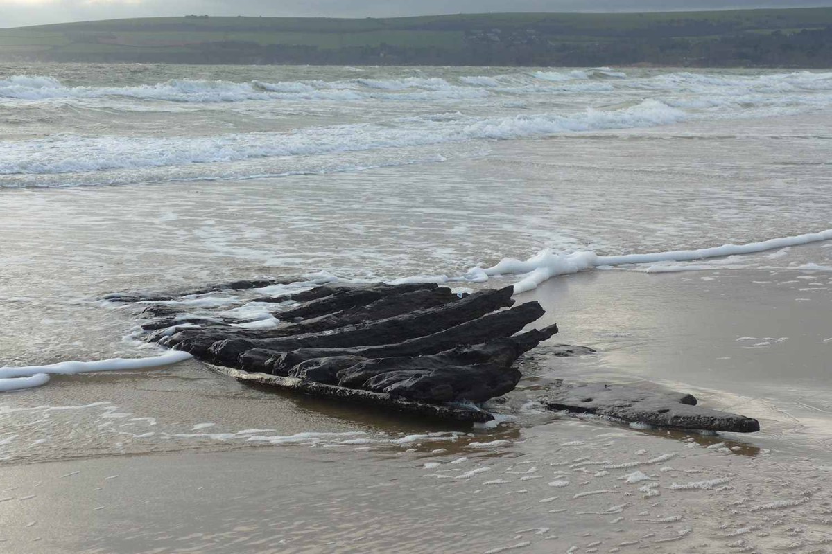 عاصفة تكشف كنزًا مدفونًا منذ 400 عام… ظهور حطام سفينة هولندية تاريخية على شاطئ إنجلترا