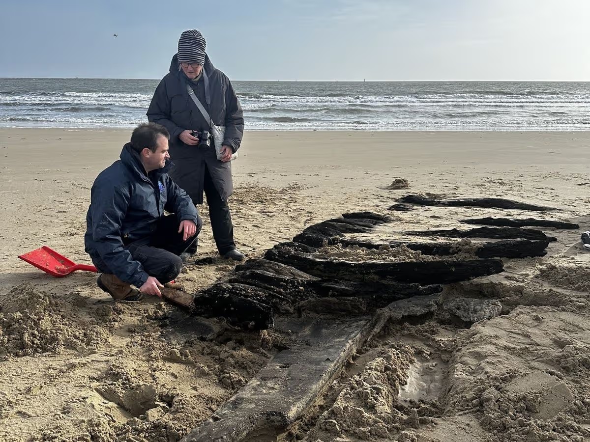 عاصفة تكشف كنزًا مدفونًا منذ 400 عام… ظهور حطام سفينة هولندية تاريخية على شاطئ إنجلترا