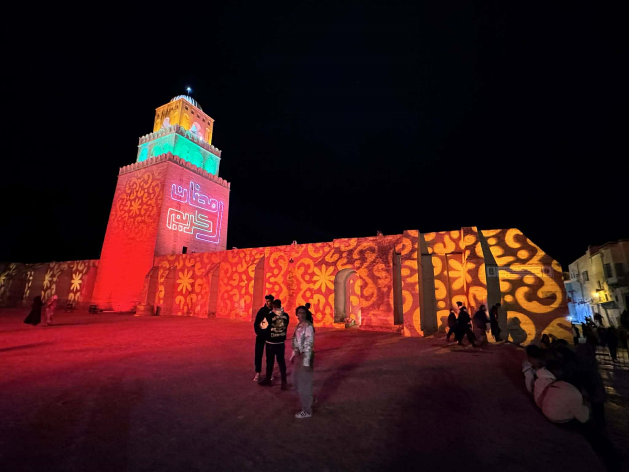 القيروان تتلألأ في رمضان… جامع عقبة بن نافع يتحول إلى تحفة ضوئية وروحانية 🌙✨