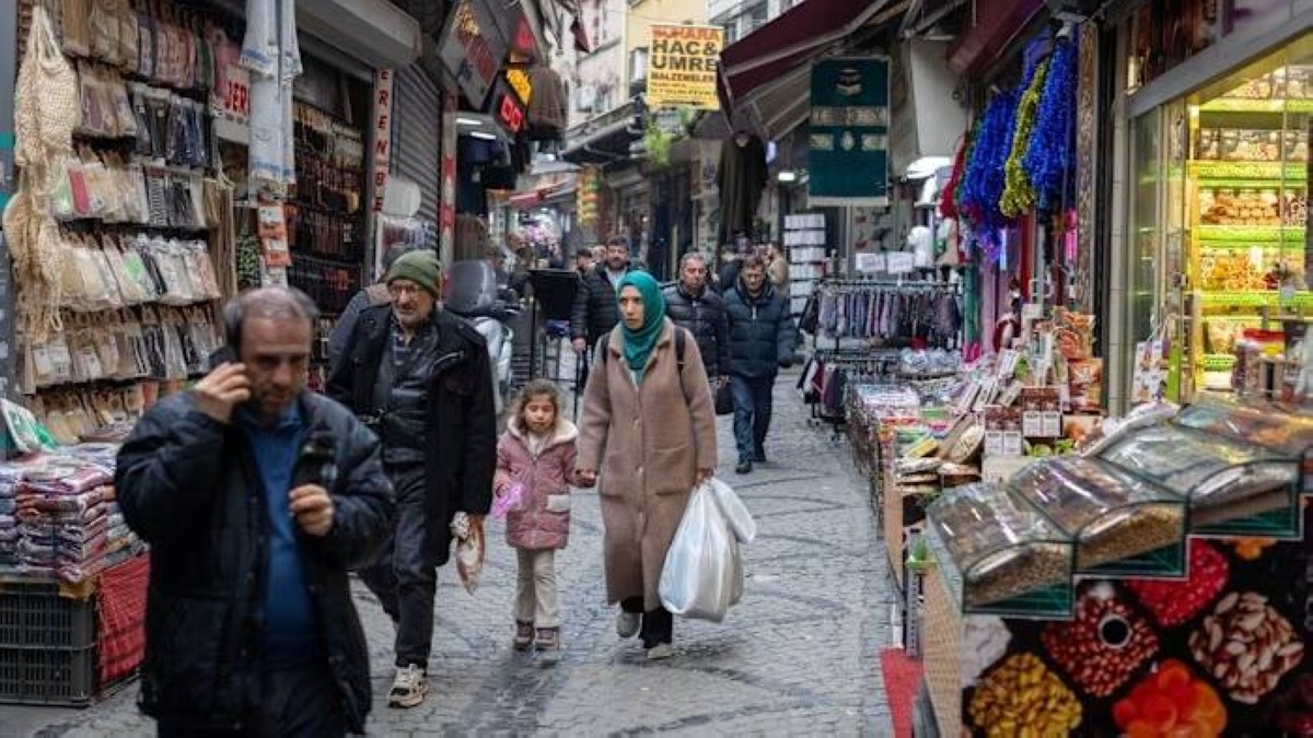 نزيف الاحتياطي يضغط على الليرة.. هل تبيع تركيا ذهبها لإنقاذ العملة؟