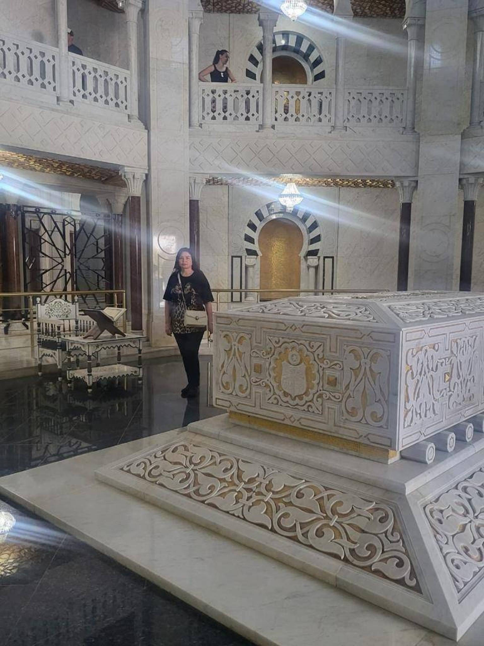 إلهام شاهين تكرم الرئيس الراحل بورقيبة في زيارتها إلى تونس وتكشف عن عودتها المبهرة إلى السينما!