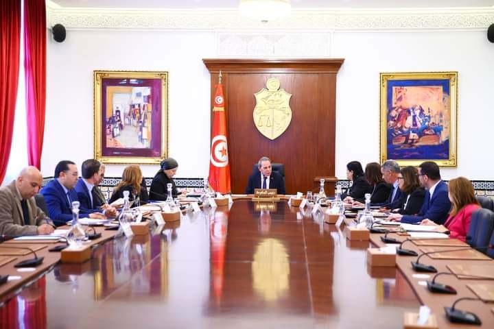 رئيس الحكومة يشرف على مجلس وزاري مضيق لتعزيز الحوكمة المالية وتحسين الممارسات البنكية في تونس