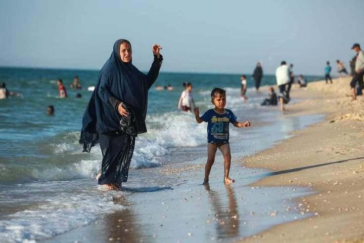 صمود على شاطئ دير البلح ه‍و رسالة تحدٍ من غزة إلى العالم
