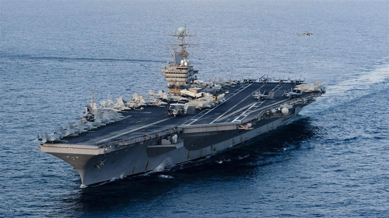 الحرس الثوري الإيراني يطلق صواريخه على أبراهام لينكولن… تحذير شديد اللهجة لمضيق هرمز