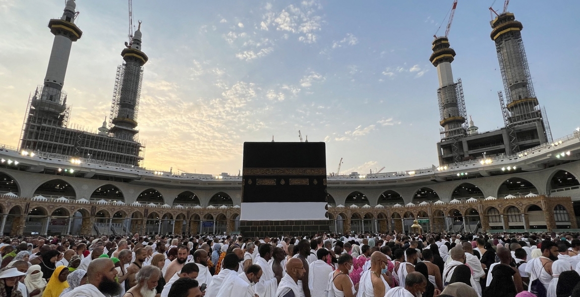 بدء مناسك الحج: آلاف الحجاج يفوحون بروحانية في مكة المكرمة