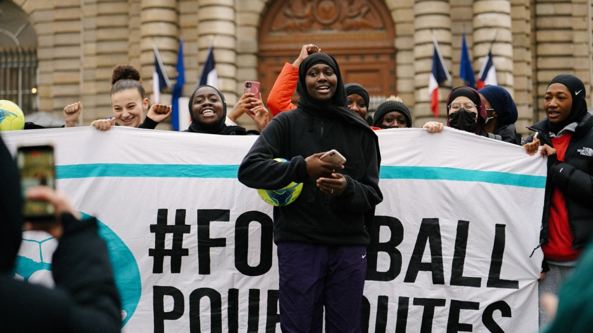 المجلس الدولي الفرنسي يؤيد حظر ارتداء الحجاب في كرة القدم ويثير جدلاً واسعًا في البلاد