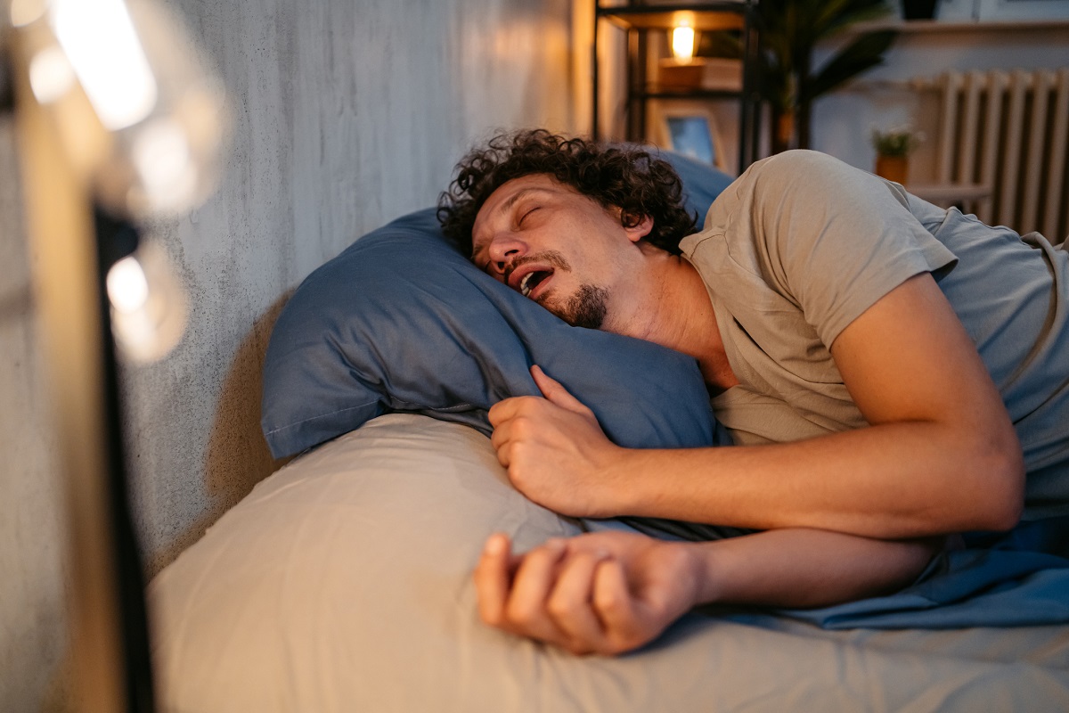 فتح الفم أثناء النوم: عواقب صحية ونصائح للتعامل