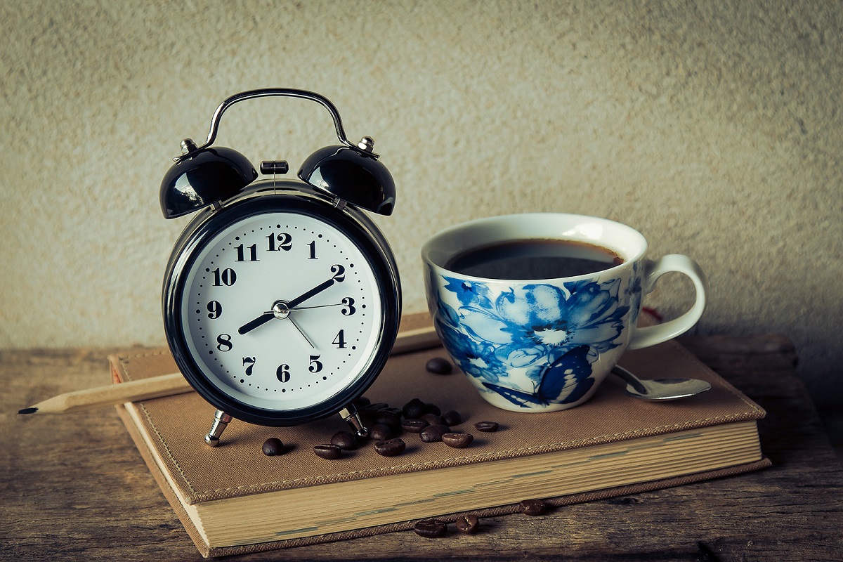 رحلة الكافيين في جسمك: دقيقة بدقيقة بعد فنجان القهوة الصباحي