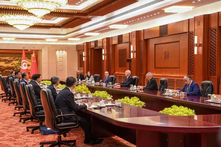الرئيس قيس سعيد يجري محادثات مع رئيس اللجنة الدائمة للمجلس الوطني لنواب الشعب الصيني في بكين